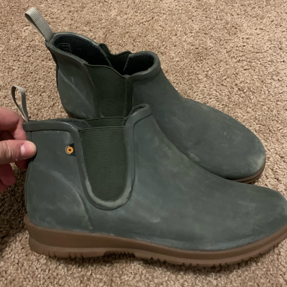 Women’s size 6 bogs booties.